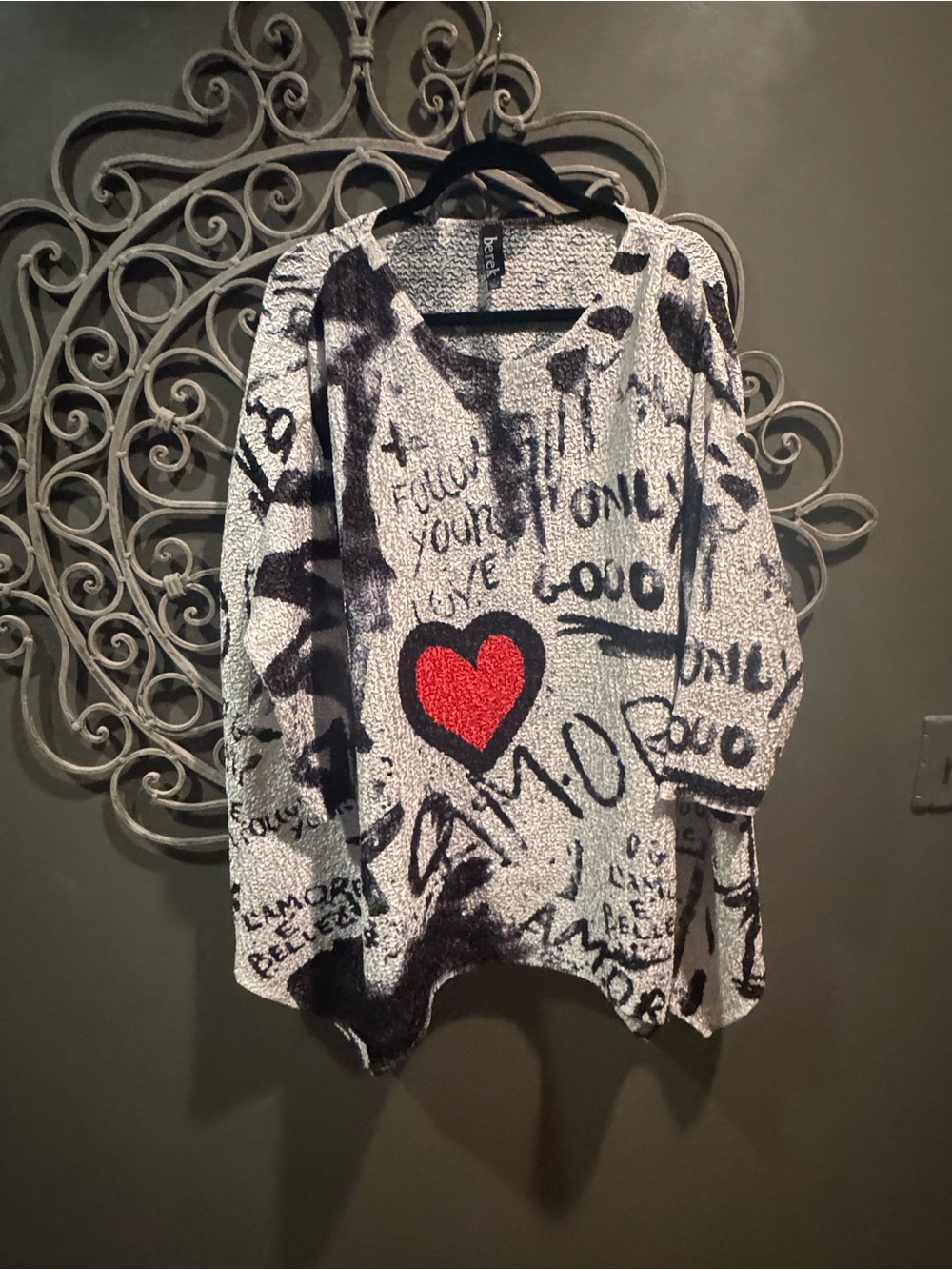 Women’s Graphic textured tunic top Red Heart, Black & White CUTE sz 2x